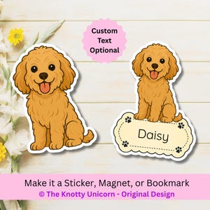 Könnte beinhalten: Zwei Cartoon-Aufkleber eines Golden Doodle Hundes. Einer zeigt den Hund sitzend, und der andere zeigt den Hund auf einem Namensschild mit der Aufschrift "Daisy". Die Aufkleber befinden sich auf einem hellen Holzgrund. Der Text auf dem Bild lautet "Make it a Sticker, Magnet, or Bookmark".
