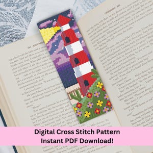 Könnte beinhalten: Ein Kreuzstich-Lesezeichen mit einem Leuchtturm-Design. Der rot-weiße Leuchtturm steht vor einem lila-blauen Nachthimmel mit einem gelben Lichtstrahl. Grünes Gras und bunte Blumen befinden sich am Fuß. Der Text unten lautet "Digital Cross Stitch Pattern Instant PDF Download!"