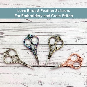 Puede incluir: Cuatro pares de tijeras decorativas con mangos ornamentados. Las tijeras son de diferentes colores, incluyendo plata, oro e iridiscente.  Love Birds & Feather Scissors For Embroidery and Cross Stitch.