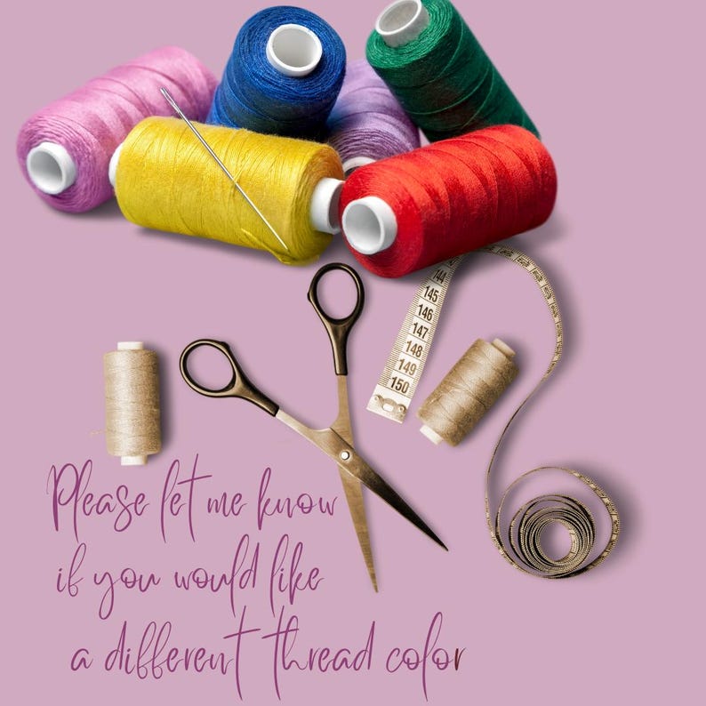 Pode incluir: Um conjunto de artigos de costura incluindo carret&eacute;is de linha nas cores rosa, azul, amarelo, roxo, verde, vermelho e bege, uma tesoura de metal e uma fita m&eacute;trica branca. O texto diz: Please let me know if you would like a different thread color.