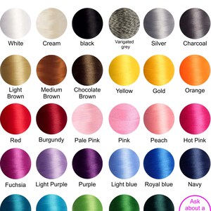 Pode incluir: Uma tabela de cores intitulada Embroidery Thread Colors apresentando trinta amostras circulares de linha em v&aacute;rios tons, incluindo branco, creme, preto, cinza, marrom, amarelo, laranja, vermelho, rosa, roxo, azul e verde, com um c&iacute;rculo final dizendo Ask about a custom color.