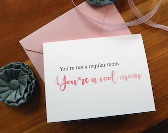 Las madres tarjeta día de tarjeta del día de las madres divertido, regalo del día de las madres, "usted es una mamá cool" cita de significar a muchachas, acuarela