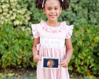 Vestido ahumado de hermana mayor en estilo Emmy: coordinación de trajes de hermanito y hermana bebé, revelación de género, traje de hogar desde el hospital