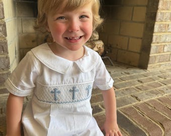Mono corto fruncido en blanco con cruces azules - Bebé niño, traje de bautizo, traje de Pascua, traje de reliquia, estilo vintage 588 *A
