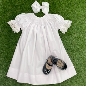 Gesmoktes Weißes Kleid mit Zarten Spitzenärmeln - Weiß Smocking, Blumenmädchen, Taufe, Erstkommunion, Erbstück, Ostern 431 *E