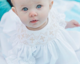 Gesmoktes Kreuzkleid in Weiß mit cremefarbenen Kreuzen und Spitzenärmeln -Taufe, Taufe, Baby Mädchen, Erbstück Kleid, Blumenmädchen, Bischof Stil