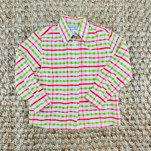 以下が含まれることがあります： 赤、緑、白のチェック柄の長袖シャツ。 シャツはクラシックな襟とボタン付きの袖口が付いています。 軽量生地で作られており、子供に最適です。