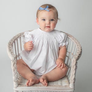 Mono de burbuja con cruces fruncidas en blanco con cruces blancas - bautismo, bautizo, niña, vestido de reliquia, niña de las flores, bata 621 *F