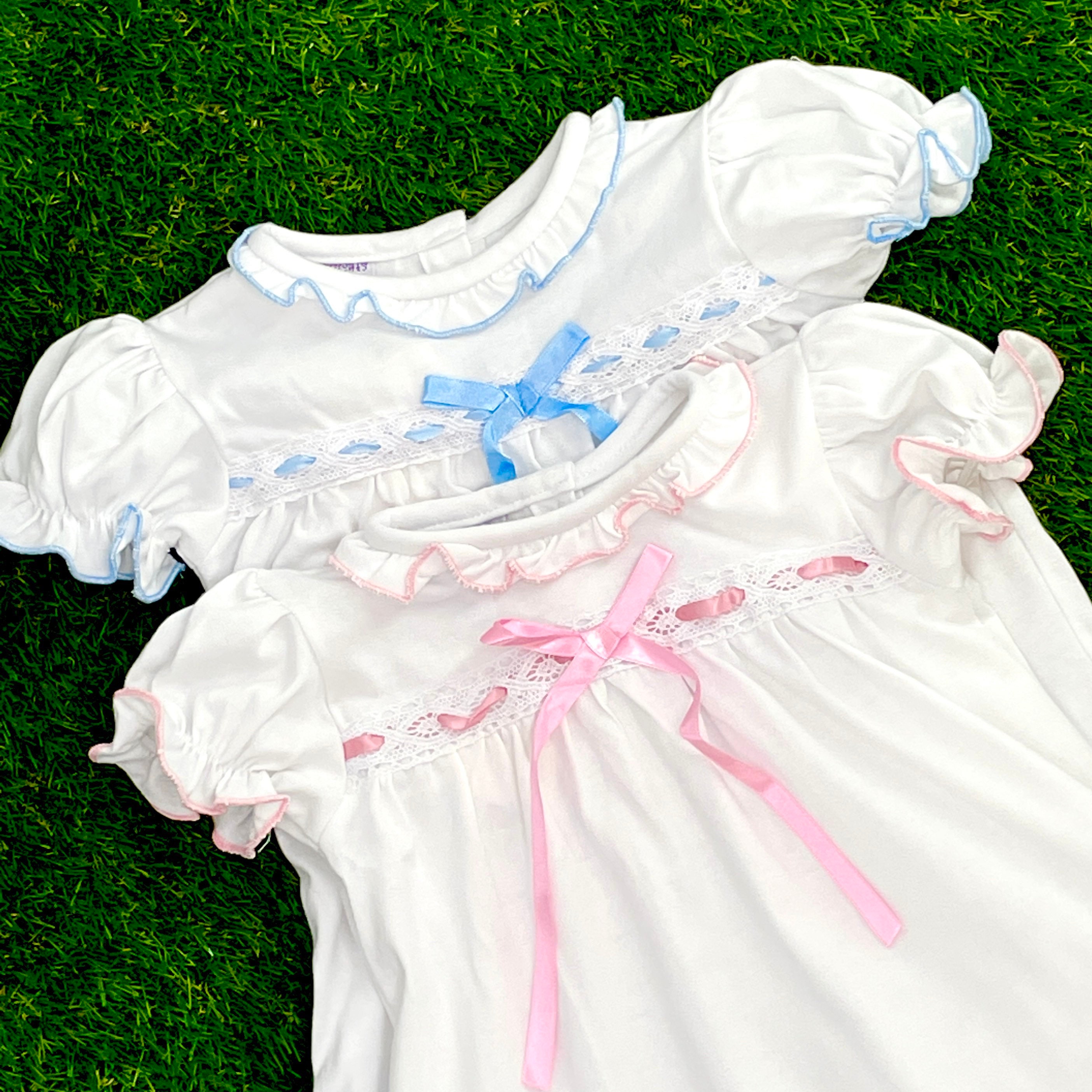 Heerlijke Little Girls Nightdress in de fijnste Swiss Dot White Muslin met roze stiksels en kleine parelknopen. Kleding Meisjeskleding Pyjamas & Badjassen Jurken 
