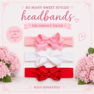 Puede incluir: Tres diademas con grandes lazos de tela en rosa claro, blanco y rojo. El texto dice: SO MANY SWEET STYLES! headbands THE PERFECT FINISH so many cute choices! SOLD SEPARATELY. Las diademas están dispuestas verticalmente sobre un fondo claro.