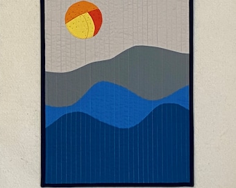 Kunstquilt "Sunrise Over the Mountains", moderne muurdecoratie van vezelkunst