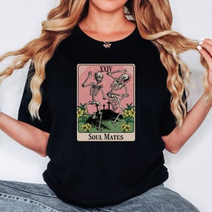 Camiseta de tarô Mystical Soul Mates, camiseta de esqueletos dançantes, vibrações de bruxa, ocultismo, magia, romance gótico, gótico caprichoso, camiseta Witchcore