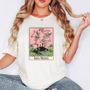 Camiseta de tarô Mystical Soul Mates, camiseta de esqueletos dançantes, vibrações de bruxa, ocultismo, magia, romance gótico, gótico caprichoso, camiseta Witchcore