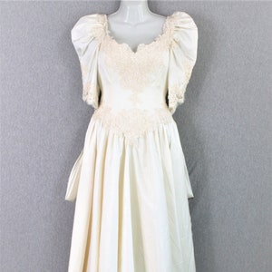 1980s - Silk Taffeta - Lace - Wedding Gown - Ball Gown - Cinderella - puff sleeve - Estimated size 4/6