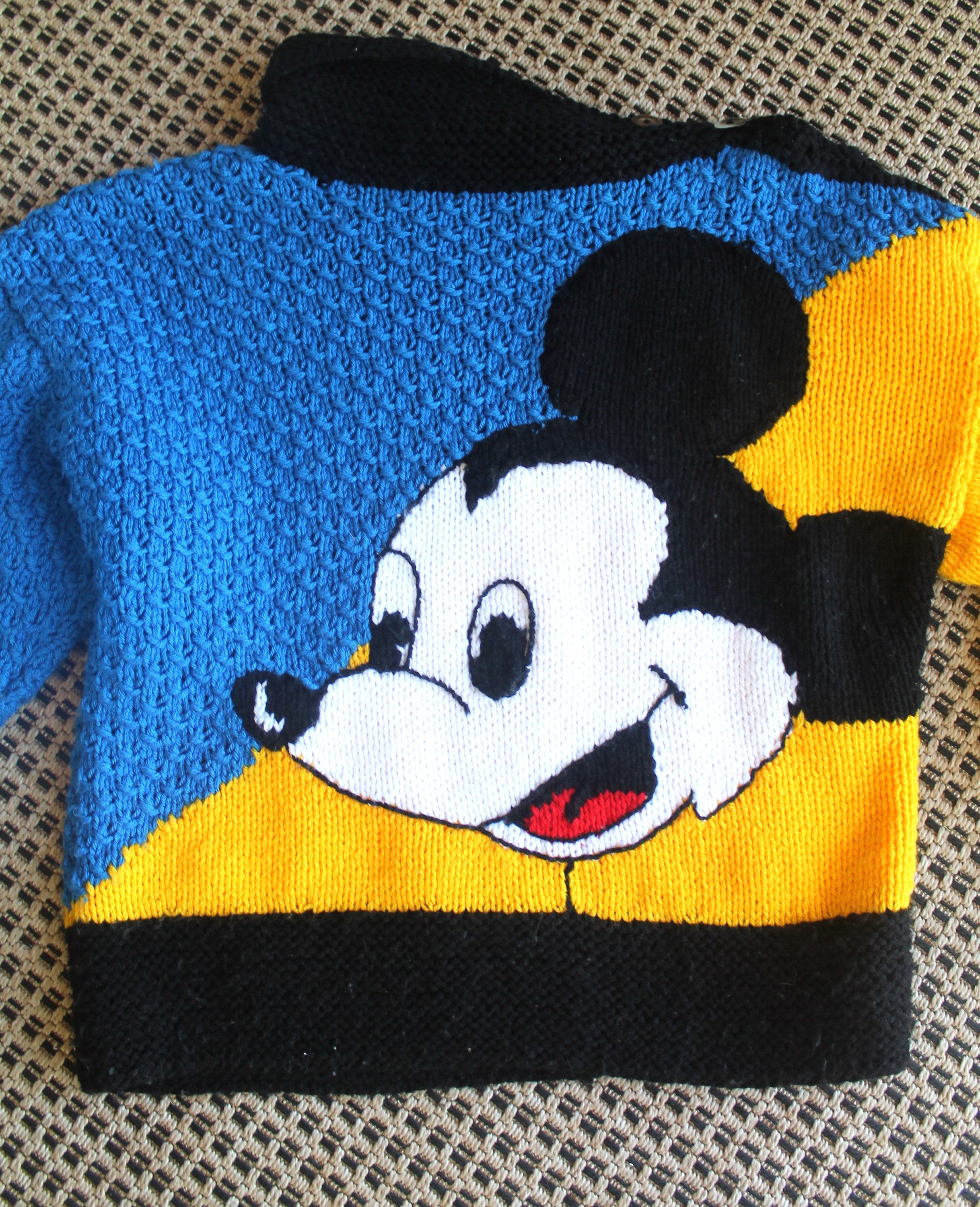 Mickey Mouse -rare - Circa 1980s - Chunky Knit - Oversized