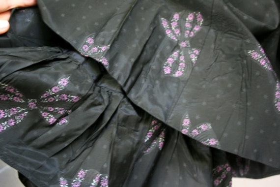 1950s Black Taffeta Skirt- Lavender Flowers with … - image 3