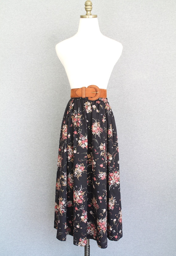 1980s - Cottagecore - Floral Skirt on Soft black F