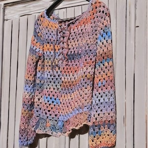 Peut inclure: Ensemble de trois mugs en céramique avec une finition mate et mouchetée. Les tasses sont de couleur crème, gris clair et gris foncé. Chaque mug a un design simple et minimaliste.