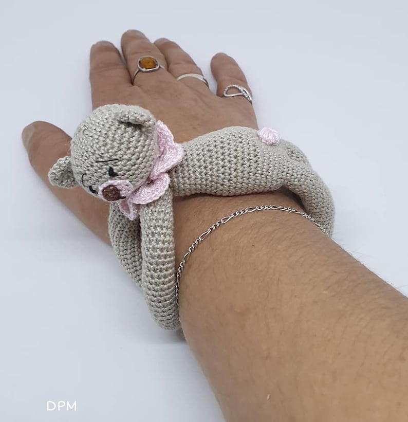 Patron French, English Tutorial Crochet Pooh Bracelet Amigurumi Pattern