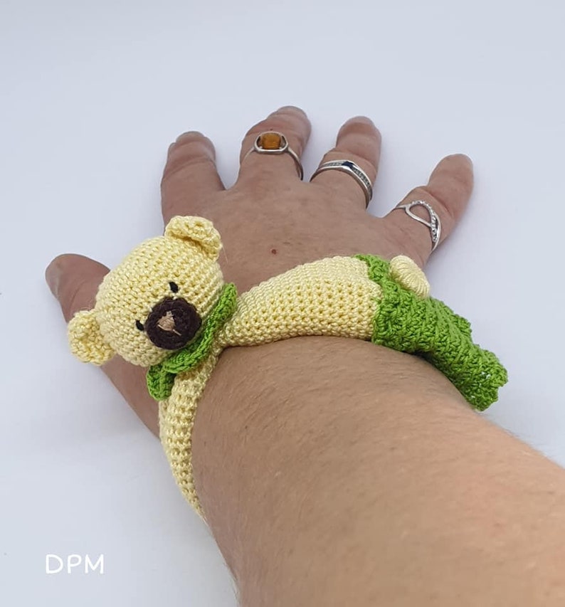 Patron French, English Tutorial Crochet Pooh Bracelet Amigurumi Pattern