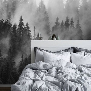 Carta da parati con foresta nebbiosa in bianco e nero, carta da parati con albero di pino, murale con foresta oscura, carta da parati in vinile tradizionale di dimensioni 157" di larghezza x 95" di altezza