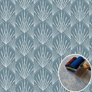 Pode incluir: Um papel de parede com padrão geométrico azul e branco com um close-up de um rolo de pintura com um padrão azul e vermelho. O rolo está sendo usado para criar o padrão em uma superfície branca.