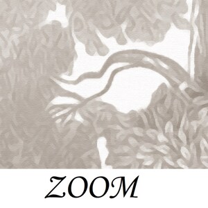 Puede incluir: Un primer plano de una pintura de acuarela de un &aacute;rbol con ramas y hojas en tonos grises. La palabra "ZOOM" est&aacute; escrita en cursiva negra en la parte inferior de la imagen.
