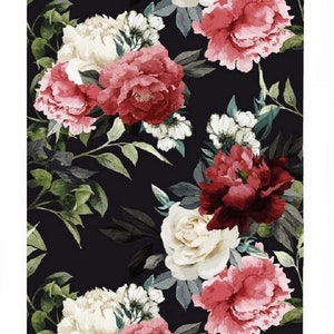 Puede incluir: Un patr&oacute;n sin costuras que presenta un fondo oscuro con un dise&ntilde;o repetitivo de flores rosas, blancas y rojas. Las flores est&aacute;n rodeadas de hojas verdes.