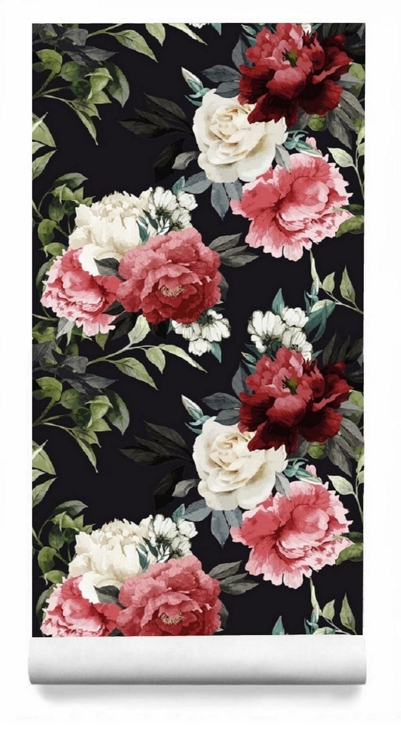 Puede incluir: Un patr&oacute;n sin costuras que presenta un fondo oscuro con un dise&ntilde;o repetitivo de flores rosas, blancas y rojas. Las flores est&aacute;n rodeadas de hojas verdes.