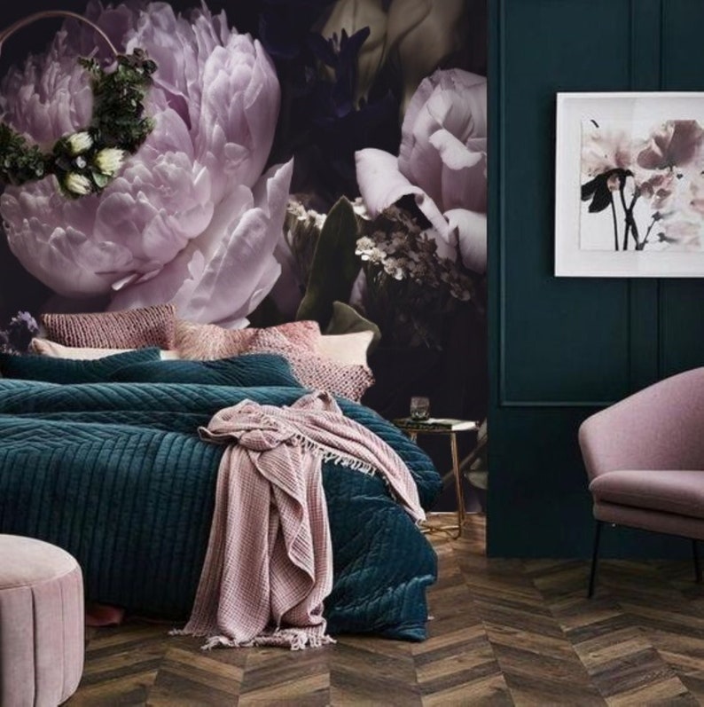 Puede incluir: Un dormitorio con un edred&oacute;n de terciopelo azul verdoso y una manta de color rosa. La pared detr&aacute;s de la cama tiene un papel tapiz floral con grandes peon&iacute;as rosas. Un sill&oacute;n rosa se encuentra en la esquina de la habitaci&oacute;n.