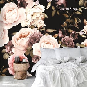 Papel pintado floral oscuro sobre fondo negro, autoadhesivo y removible, mural de pared de rosas vintage, decoración para una pared principal de dormitorio grande.