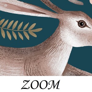 Op de afbeelding: Een close-up van een bruin konijn met grote oren en een donker oog, tegen een tealblauwe achtergrond met gouden blaadjes.