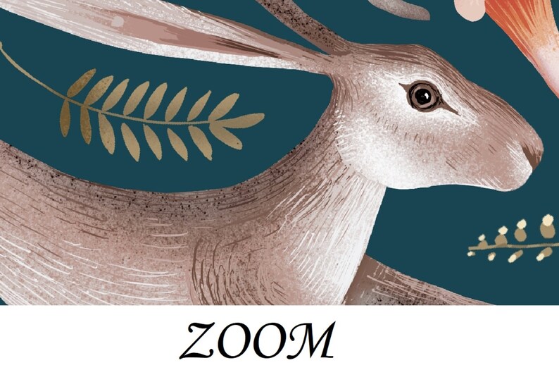 Op de afbeelding: Een close-up van een bruin konijn met grote oren en een donker oog, tegen een tealblauwe achtergrond met gouden blaadjes.