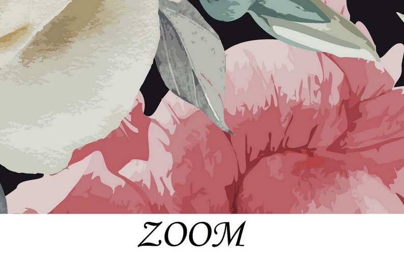Puede incluir: Primer plano de un patr&oacute;n floral con flores rosas y blancas y hojas verdes sobre un fondo negro. La palabra "ZOOM" est&aacute; impresa en blanco en la parte inferior de la imagen.