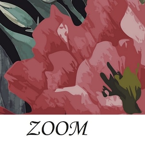 Puede incluir: Primer plano de una flor grande de color rosa con hojas verde oscuro. La flor tiene una apariencia texturizada y en capas, con un centro rosa m&aacute;s oscuro. El fondo es negro.