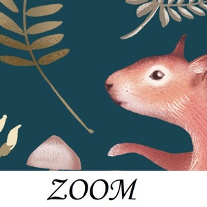 Op de afbeelding: Een rode eekhoorn met een witte buik en een zwart oog kijkt naar rechts. De eekhoorn bevindt zich op een teal achtergrond met bruine en beige bladeren en een roze paddenstoel.