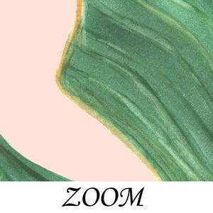 Peut inclure: Gros plan d'une peinture &agrave; l'aquarelle repr&eacute;sentant une feuille verte avec un contour jaune-brun sur un fond rose clair. Le mot "ZOOM" est &eacute;crit en script noir en bas de l'image.