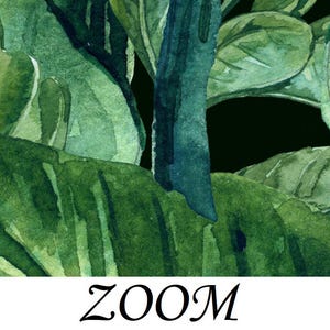 Op de afbeelding: Waterverfschilderij van weelderige groene bladeren met donkergroene en blauwe accenten. Het woord "ZOOM" is in een gestileerd lettertype onderaan de afbeelding geschreven. Het kunstwerk heeft een botanisch thema.