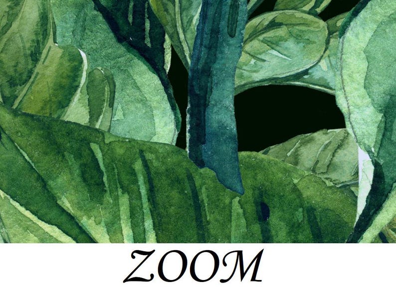 Op de afbeelding: Waterverfschilderij van weelderige groene bladeren met donkergroene en blauwe accenten. Het woord "ZOOM" is in een gestileerd lettertype onderaan de afbeelding geschreven. Het kunstwerk heeft een botanisch thema.