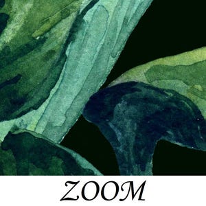 Op de afbeelding: Waterverfschilderij van groene bladeren met donkerblauwe en zwarte accenten. Het woord "ZOOM" is in een cursief lettertype onderaan de afbeelding geschreven. Het kunstwerk heeft een botanisch thema.