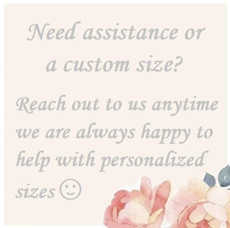Peut inclure: Fond beige avec du texte gris : &laquo; Besoin d'aide ou d'une taille personnalis&eacute;e ? Contactez-nous &agrave; tout moment, nous sommes toujours heureux d'aider avec des tailles personnalis&eacute;es. &raquo; Accents floraux en bas &agrave; droite.