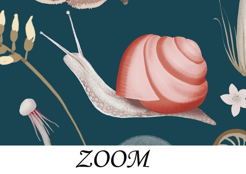 Op de afbeelding: Een tealblauwe achtergrond met een roze slak met een witte schelp en een bruin lichaam. De slak beweegt naar rechts. Er zijn andere florale elementen op de achtergrond.