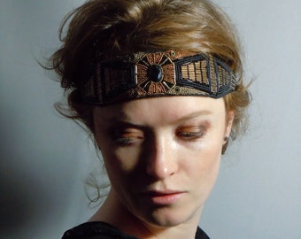 Headband "SONIA" - Bijou de tête en perles de verre et cristal. Une alternative idéale au chapeau pour accessoiriser une tenue de soirée.