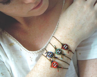 Bracelet GRIGRI couleur au choix_Délicate pastille de cuir de couleur, brodée de perles contrastées. Discret et élégant. Couleur au choix.