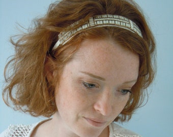 Headband "GABRIELLE" Version blanche - Bijou de tête en perles brodées à la main. Perles baguettes en verre dorées et transparentes.