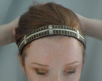 Headband "GABRIELLE" Version noire - Bijou de tête en perles brodées à la main, contraste noir et doré. Perles baguettes en verre