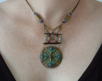 Collier KERYS #2_Inspiration celtique. Péridot et améthystes brutes à facette, cuir et laiton gravé. Tons violets, verts et bleus.