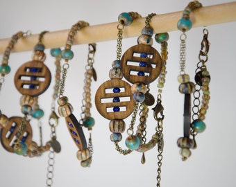 Bracelet ULURU_ ethnique en bois de palissandre découpé au laser, pierres fines (lapis lazuli) et perles de verre