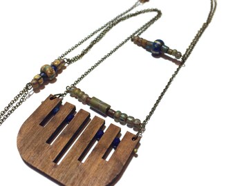 Sautoir ULURU N6_ ethnique en bois de palissandre découpé au laser avec pierres fines (lapis lazuli) et perles de verre