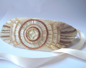 Headband "LINETTE" - Bijou de tête en perles de verre et cristal brodées à la main. Glissez-vous dans la peau d'une élégante des années 30!
